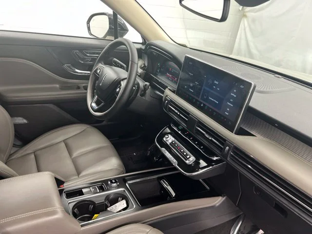 Used 2024 White Lincoln Premiere image 26