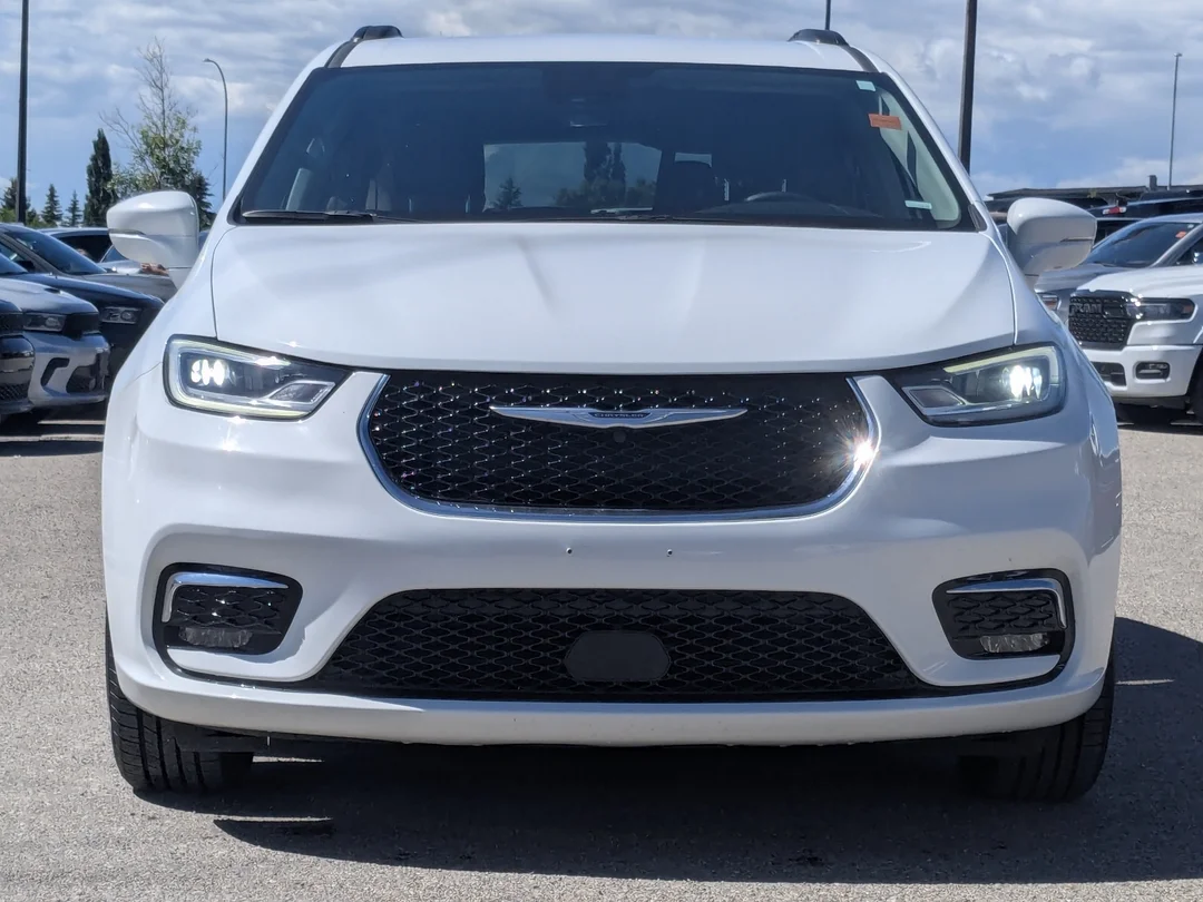 Certified Used 2022 White Chrysler Touring L - - AWD - Stow n Go Seating - 360 Cam - Remote Start - Pwr Sliding Doors & More! image 3