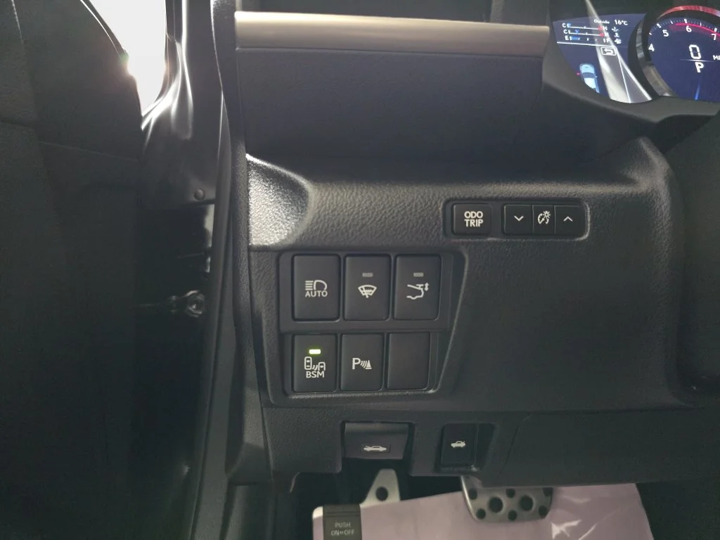 Used 2015 Black Lexus F image 23