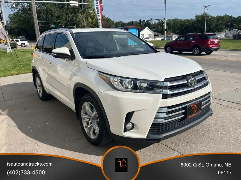 Used 2017 White Toyota Limited Sport Utility 4D image 4