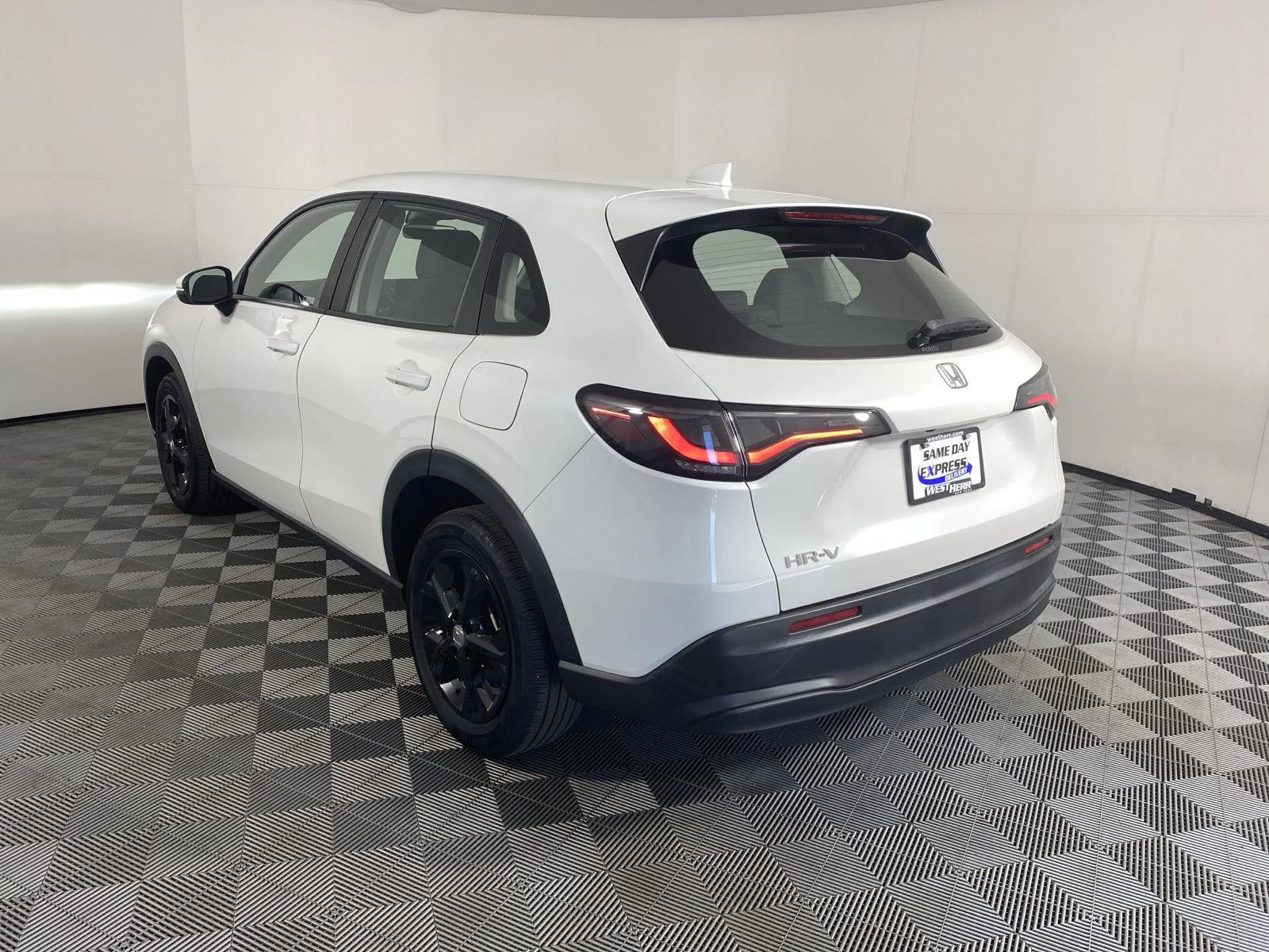 Used 2024 Platinum White Pearl Honda LX image 5