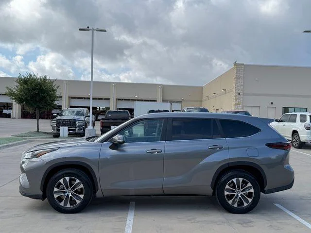 Certified Used 2025  Toyota XLE image 37
