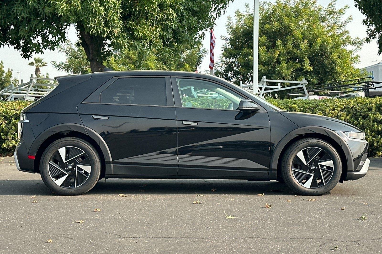 New 2026 Abyss Black Hyundai SE image 22