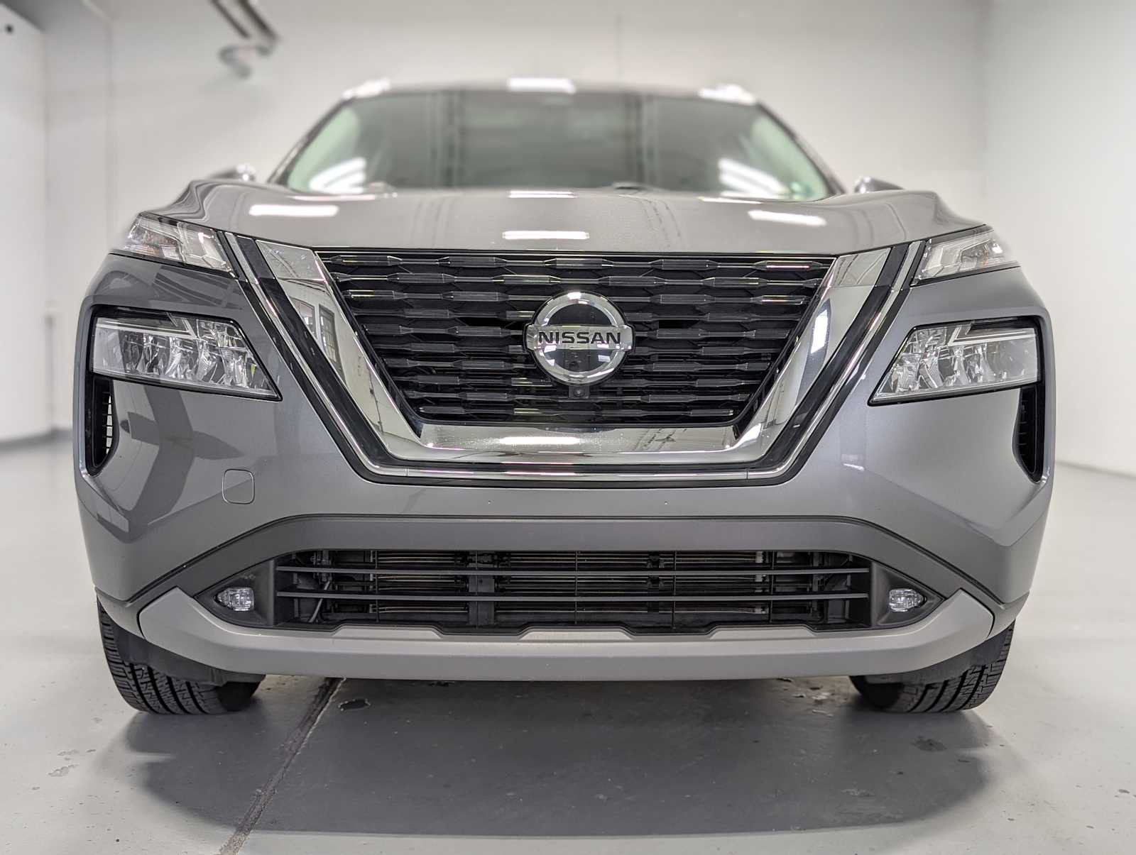 Used 2021 Gun Metallic Nissan SL image 2