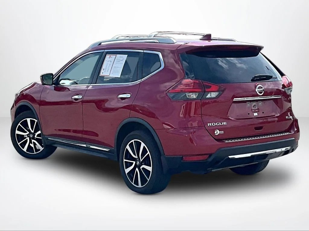 Used 2017 Red Nissan SL image 12