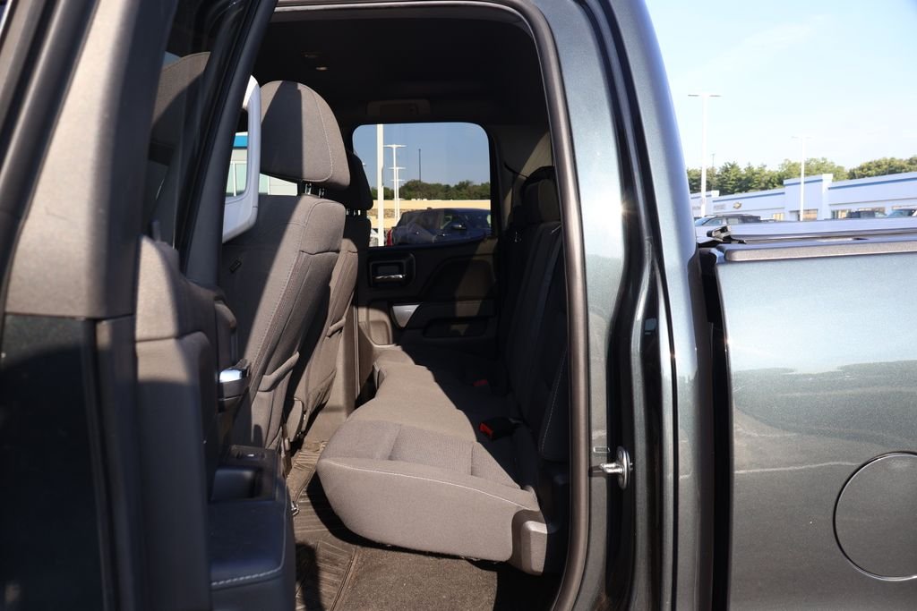 Used 2018 GRAPHITE METALLIC Chevrolet LT image 33