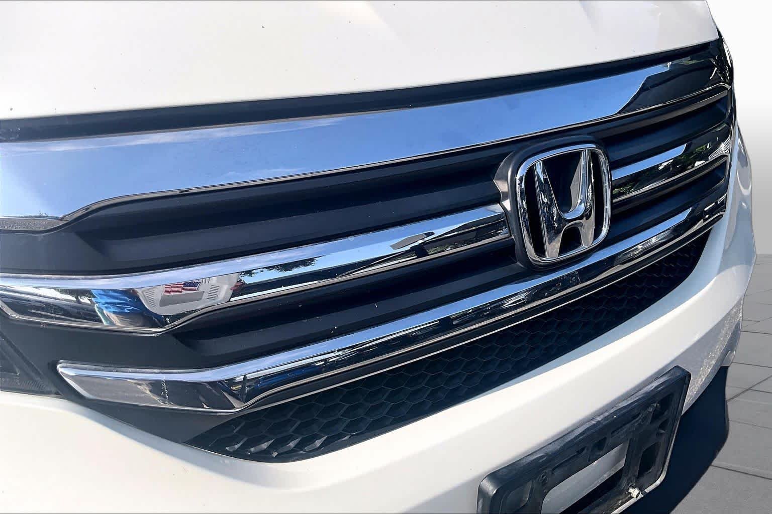 Used 2016 White Diamond Pearl Honda EX-L image 32