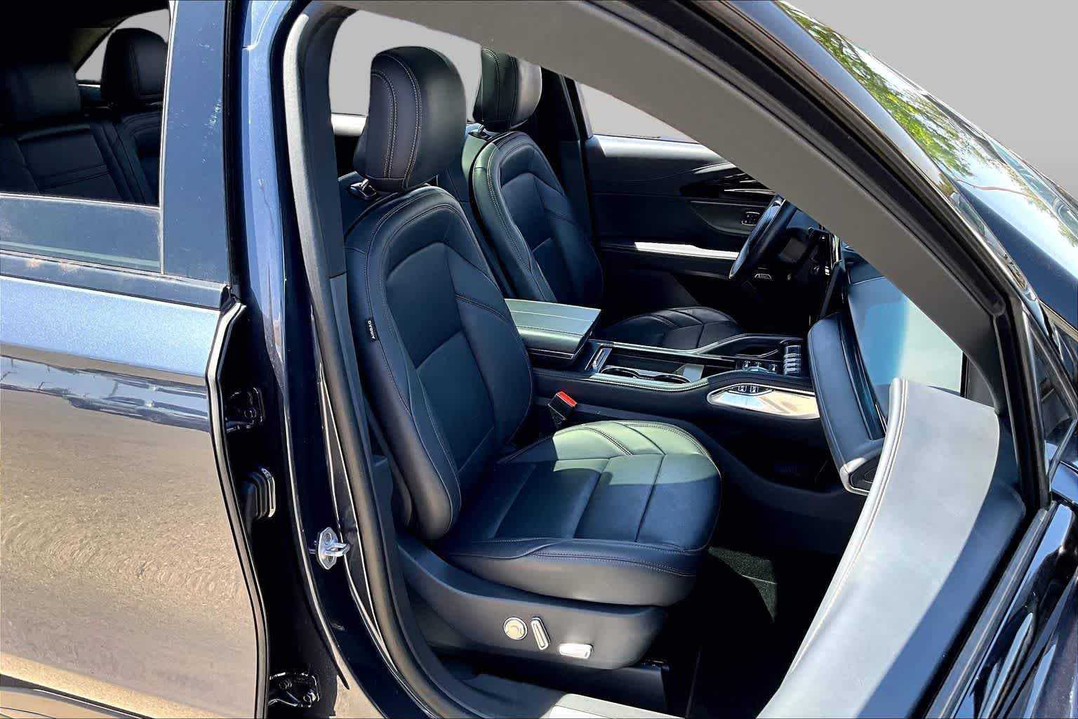 Used 2024 Blue Panther Lincoln Premiere image 9