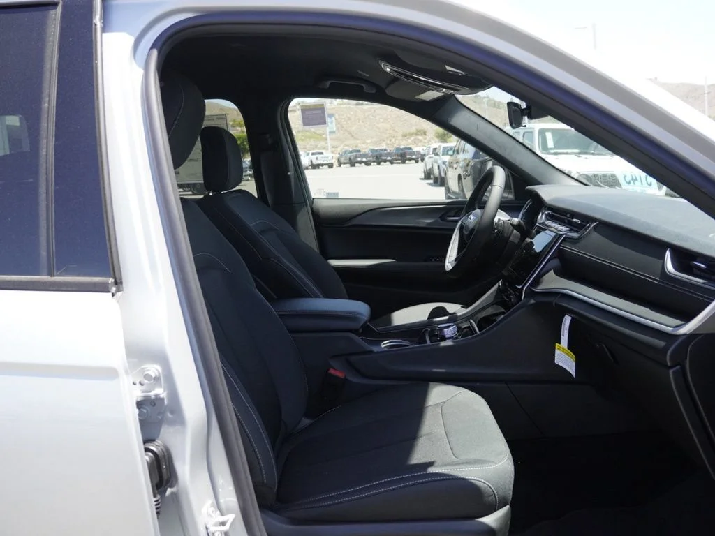 New 2026 Silver Zynith Jeep Laredo image 20