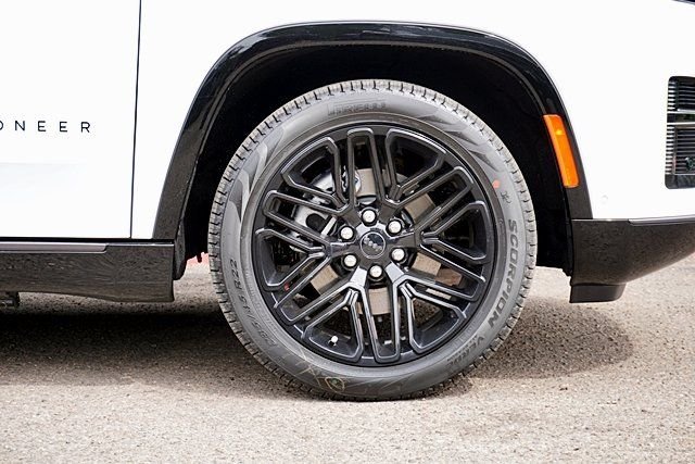 New 2026 Bright White Clear-Coat Exterior Paint Jeep Limited Reserve image 8