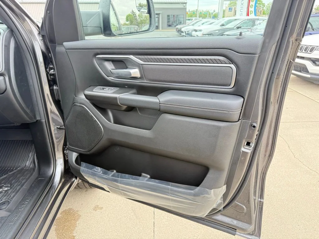 New 2026 Granite Crystal Metallic Clear-Coat Exterior Paint RAM Big Horn/Lone Star image 24
