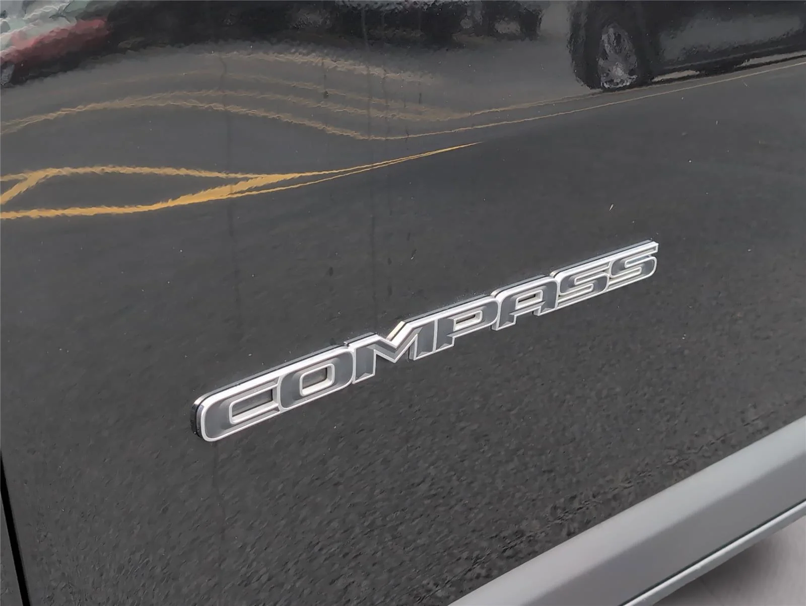 Used 2024 Diamond Black Crystal Pearlcoat Jeep Latitude image 30