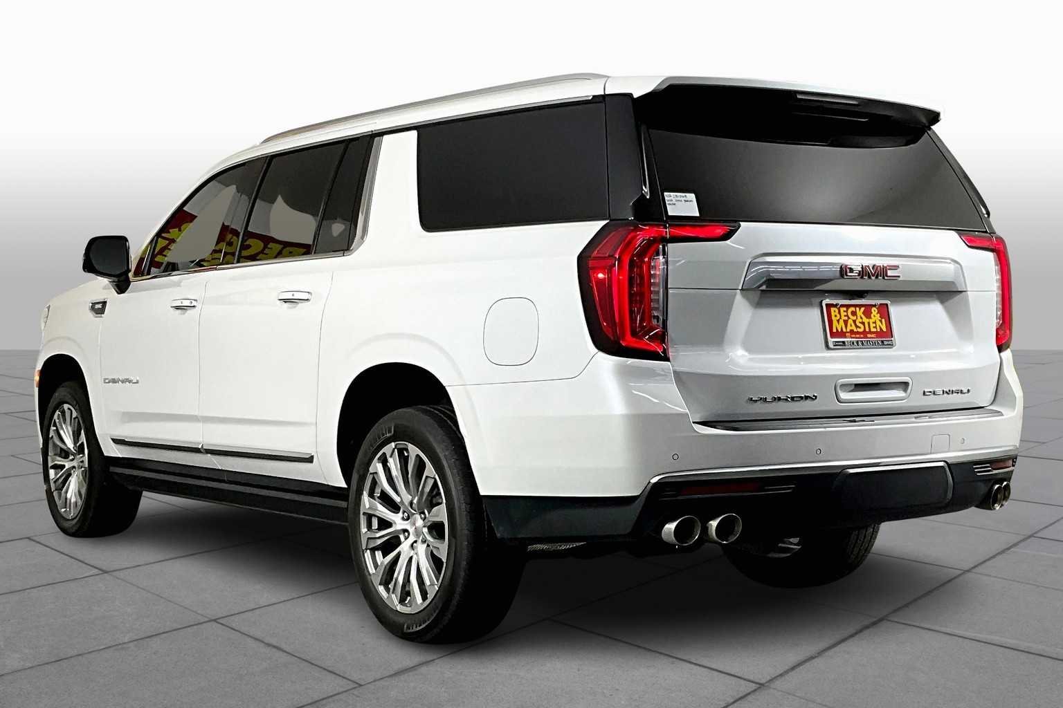 Used 2022 White Frost Tricoat GMC Denali image 12