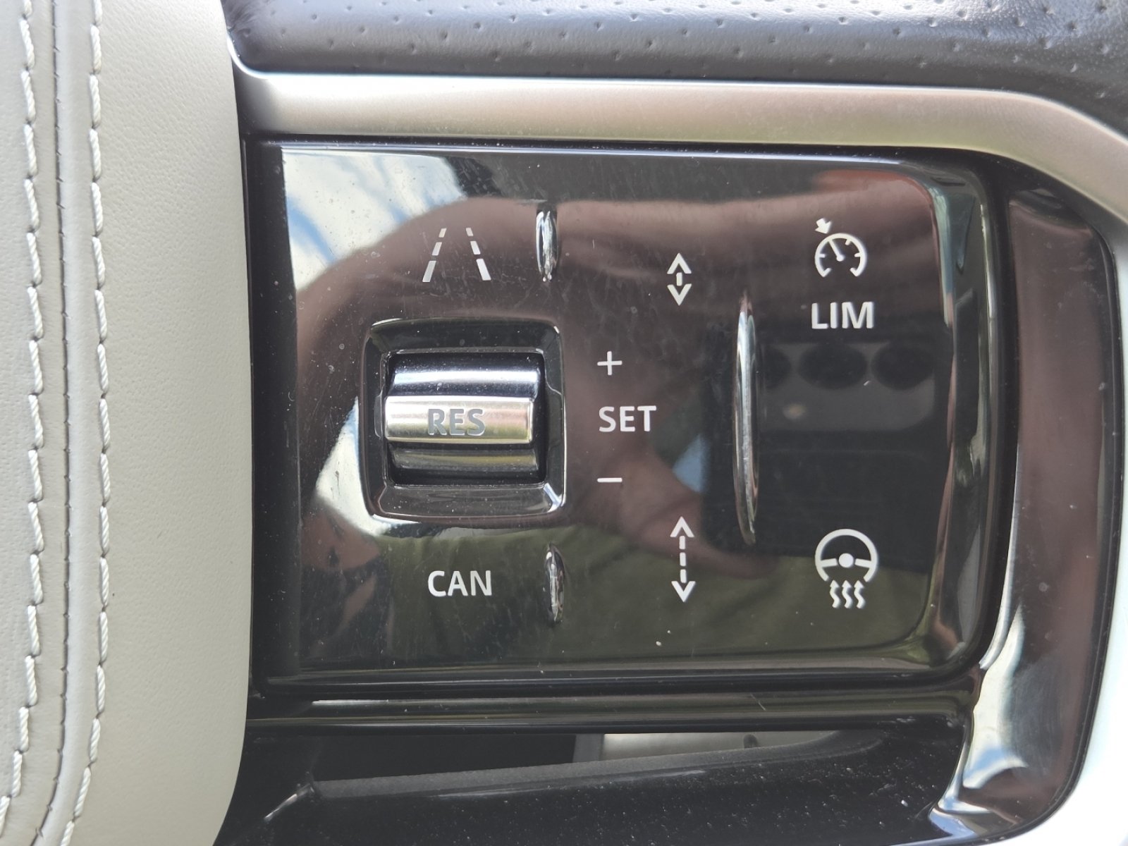 Used 2023 Fuji White Land Rover Dynamic image 11