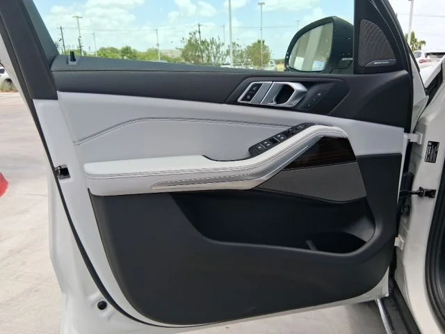 New 2026 Mineral White Metallic BMW sDrive40i image 13