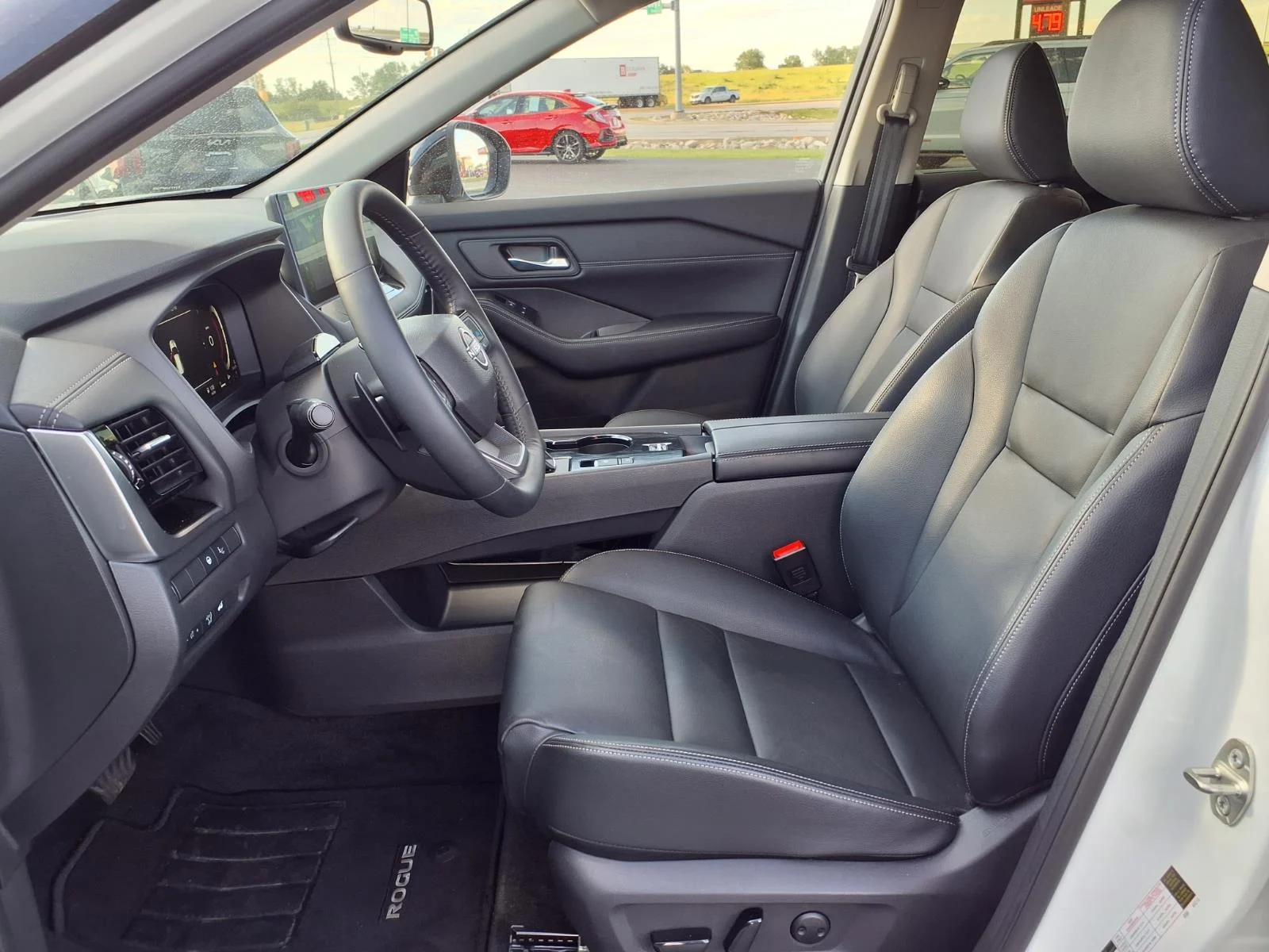Used 2025 Everest White Pearl Nissan SL image 13