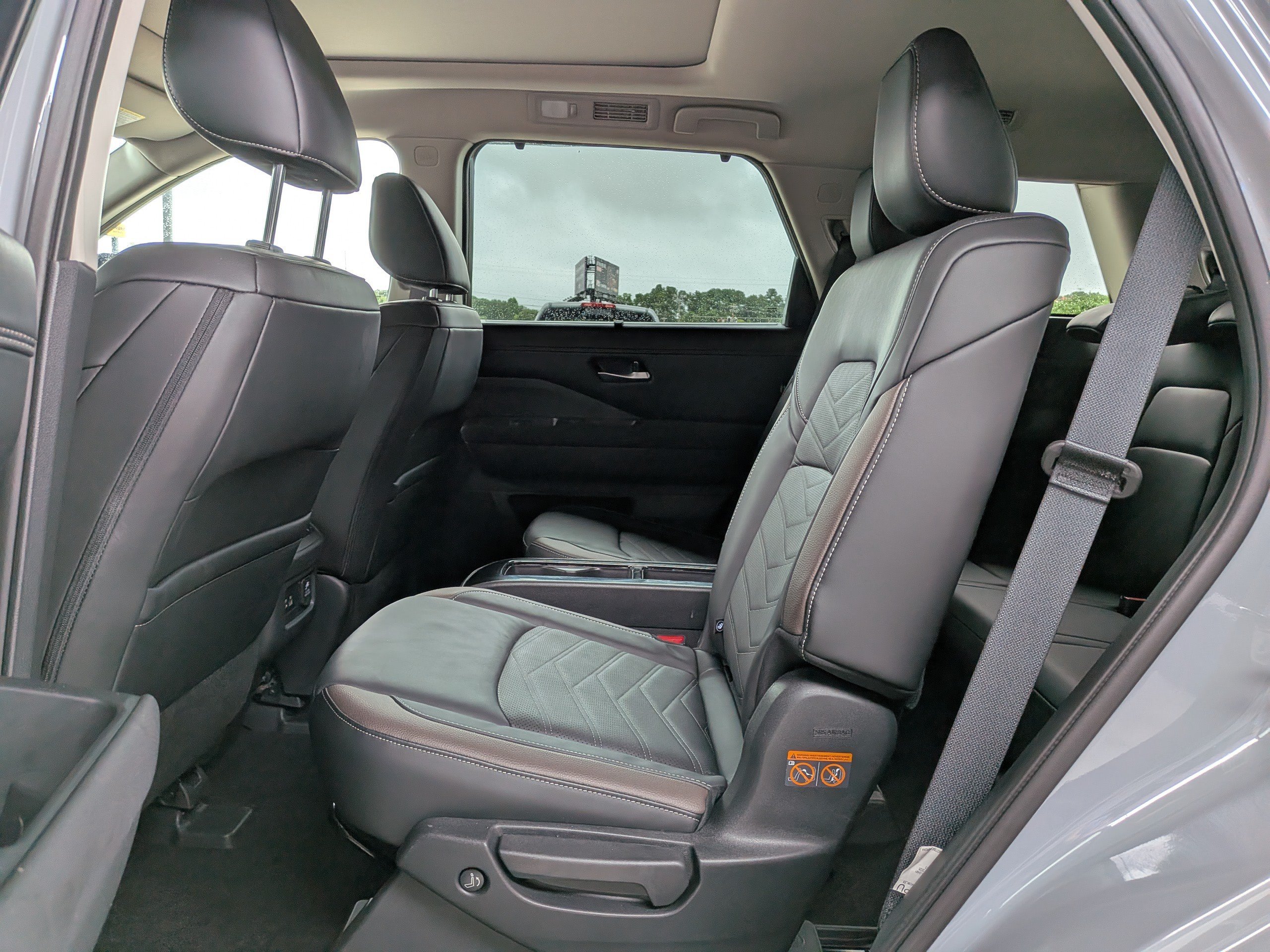 Used 2025 Gray Nissan Platinum image 9