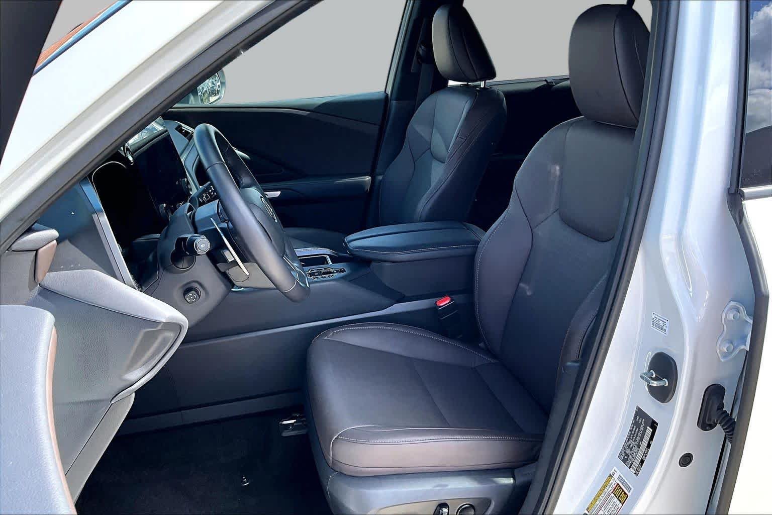 Used 2025 Wind Chill Pearl Lexus Premium image 8
