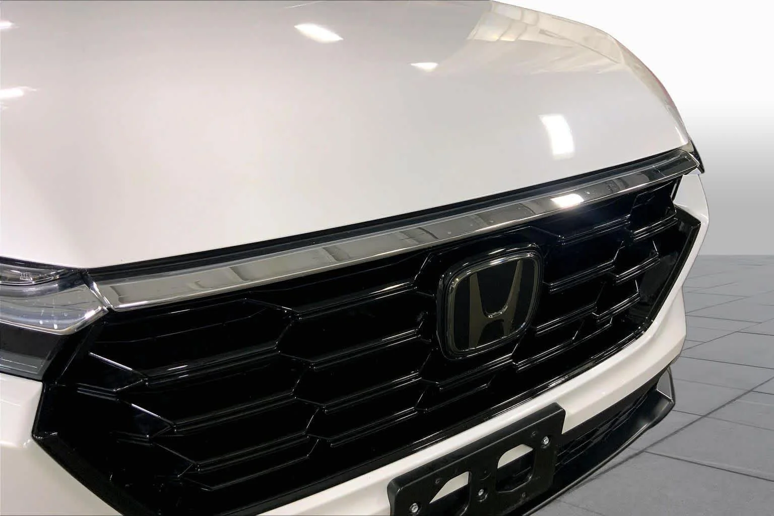 Used 2025 Platinum White Pearl Honda EX image 30