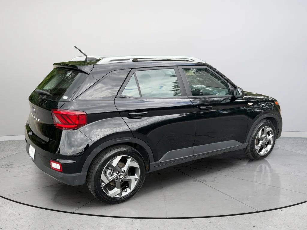 2025 Hyundai Venue SEL - Photo 10