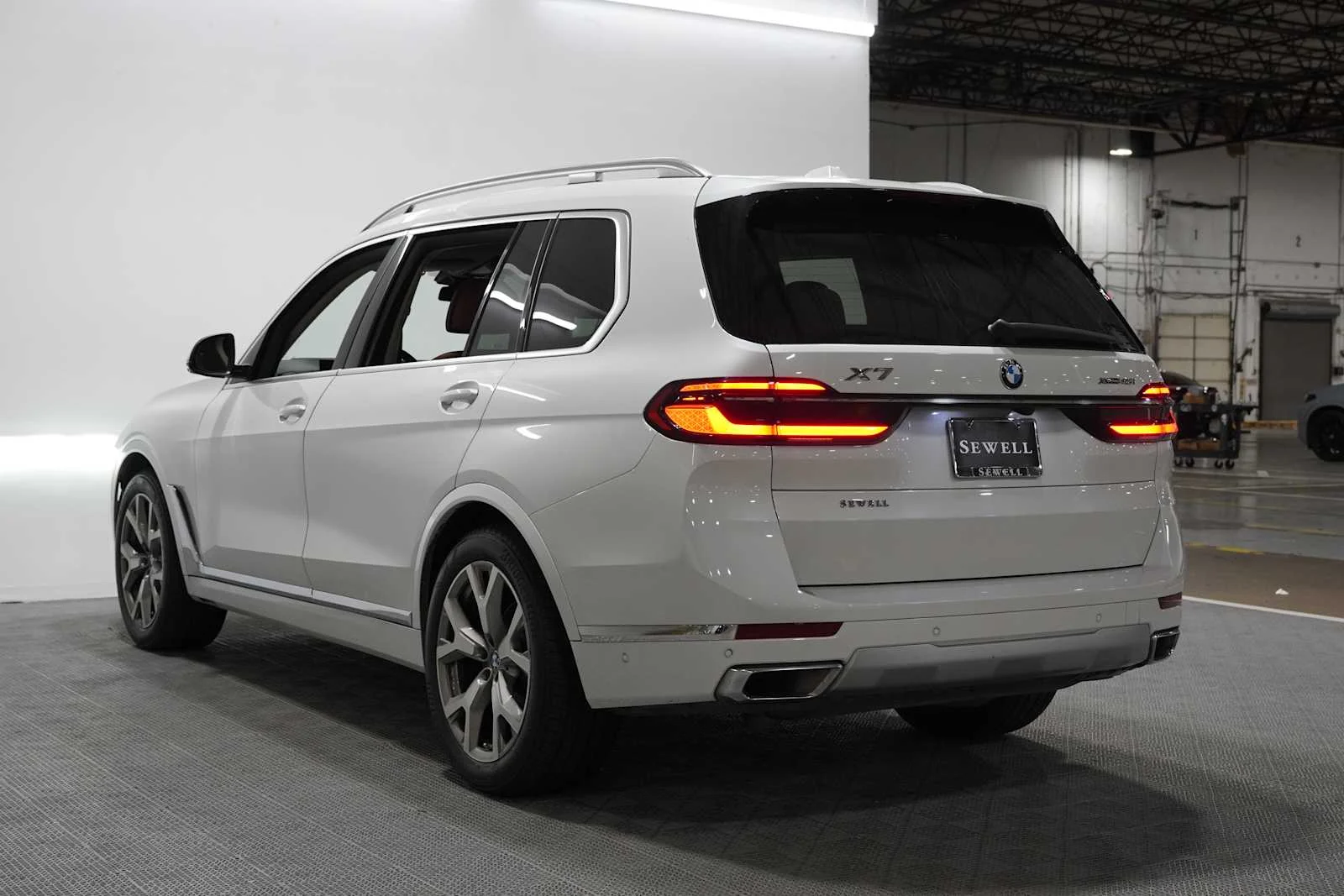 Used 2024 Mineral White Metallic BMW xDrive40i image 6