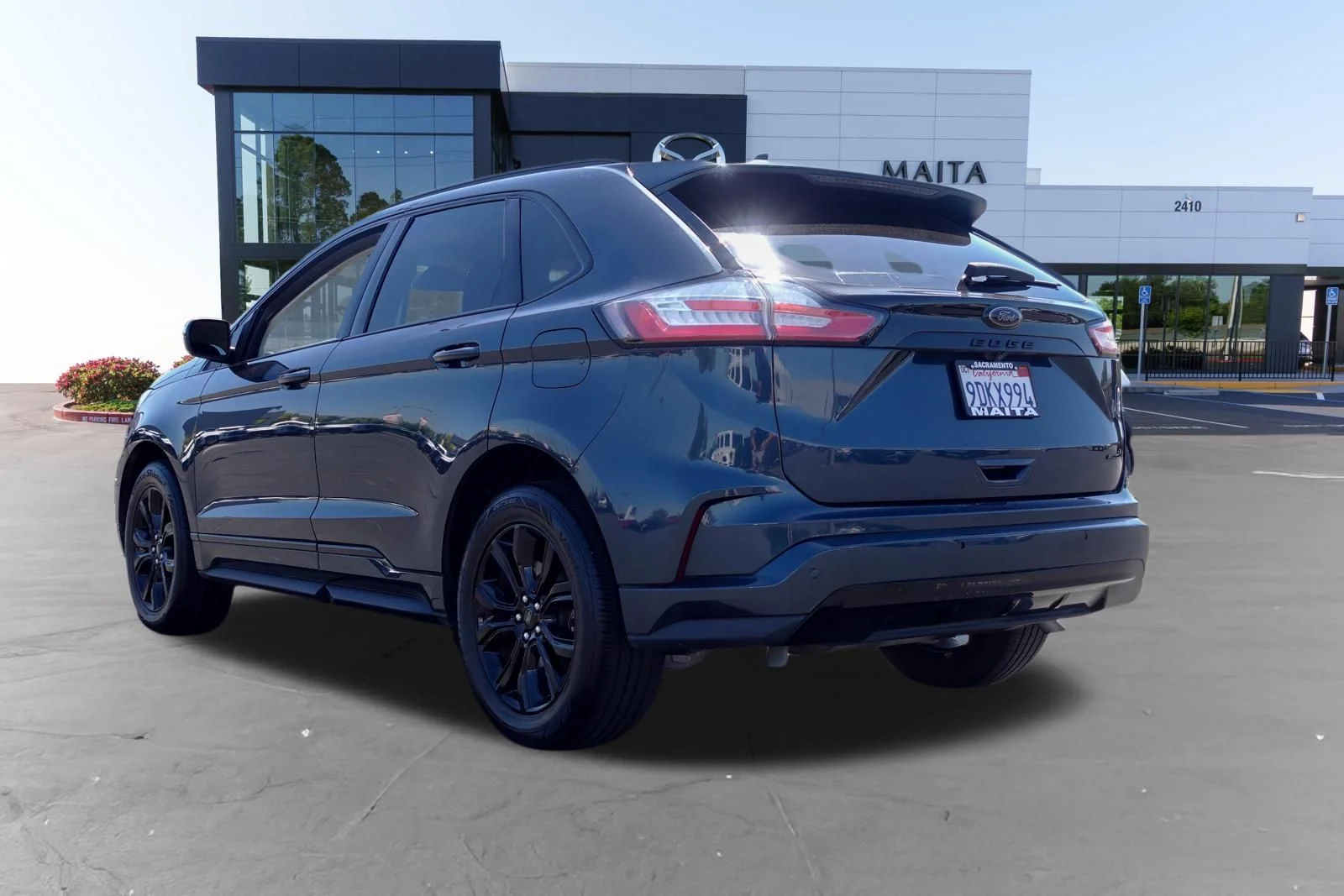 Used 2022 Blue Metallic Ford SE image 5