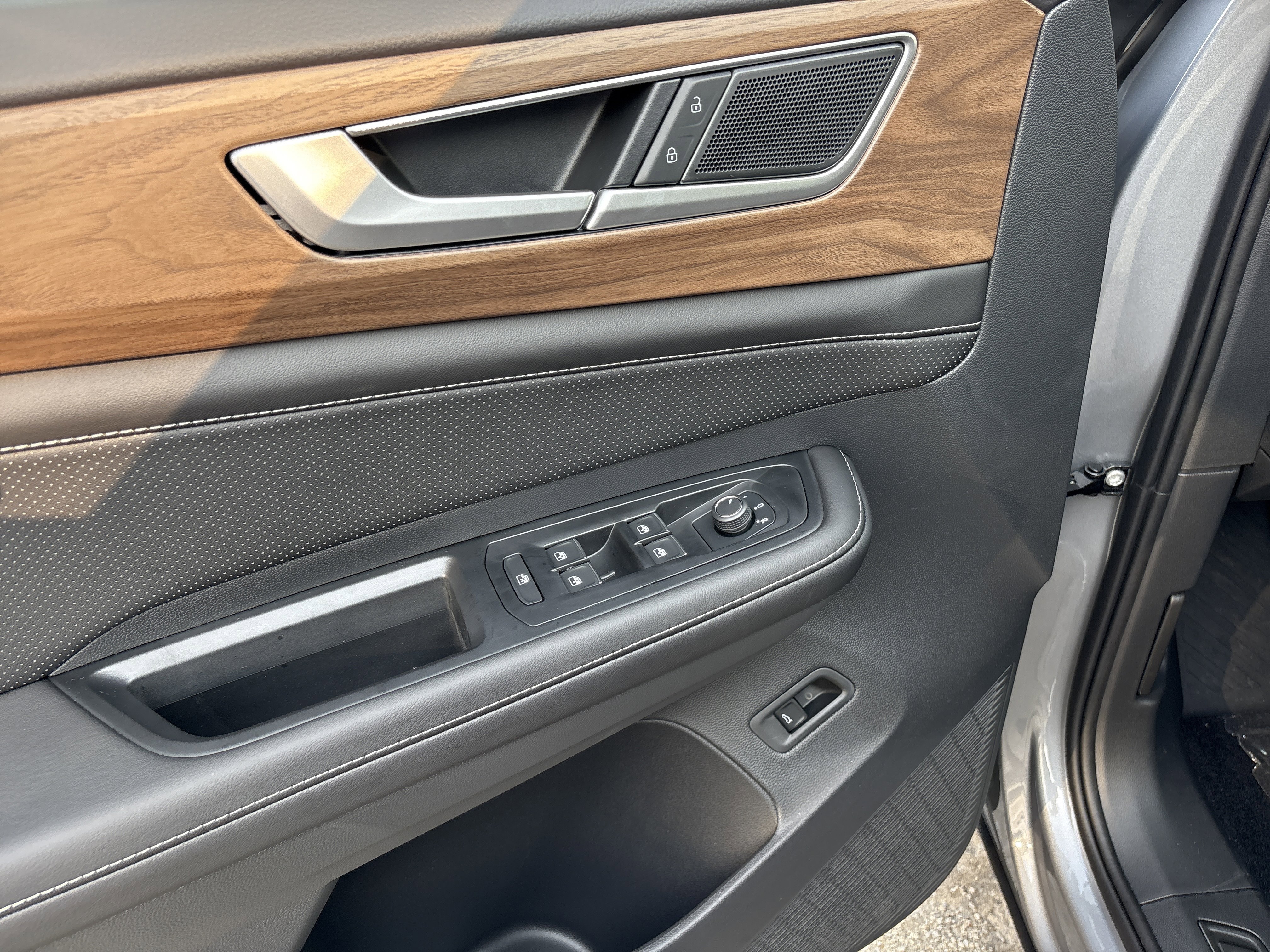 2026 Volkswagen Atlas SE w/Tech - Photo 10