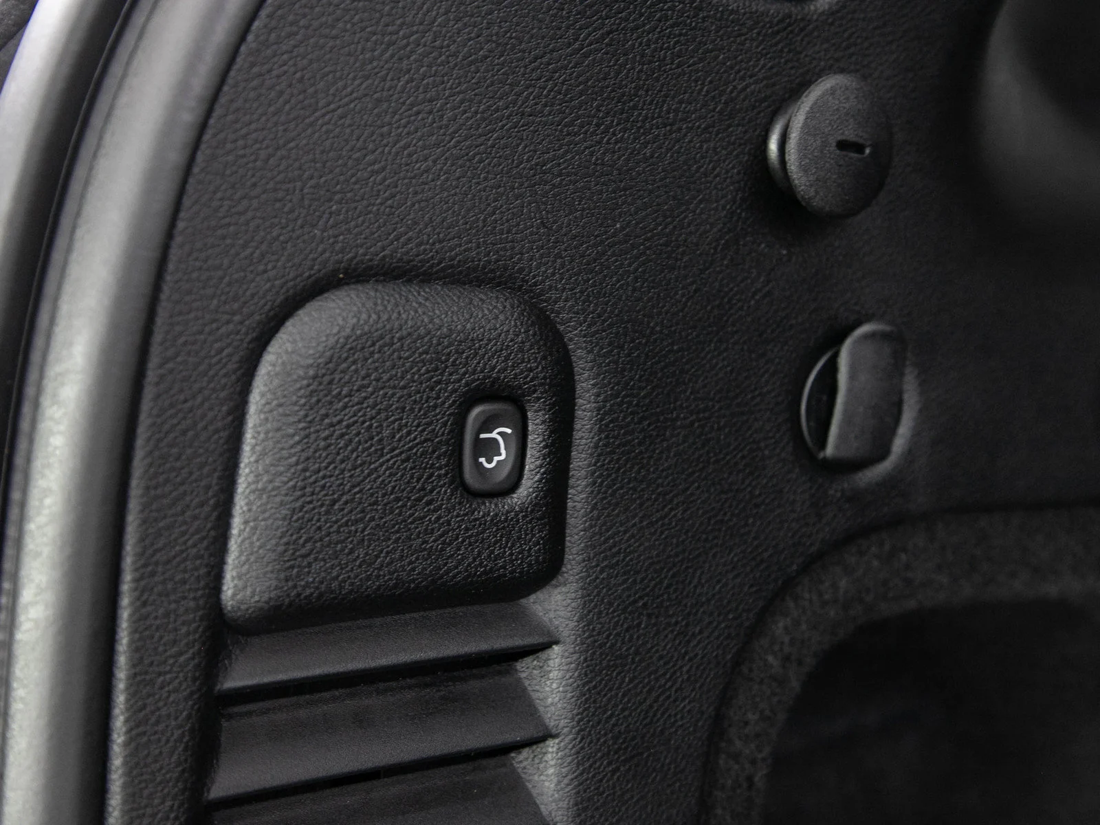 Used 2018 Granite Crystal Metallic Clearcoat Jeep Altitude image 11