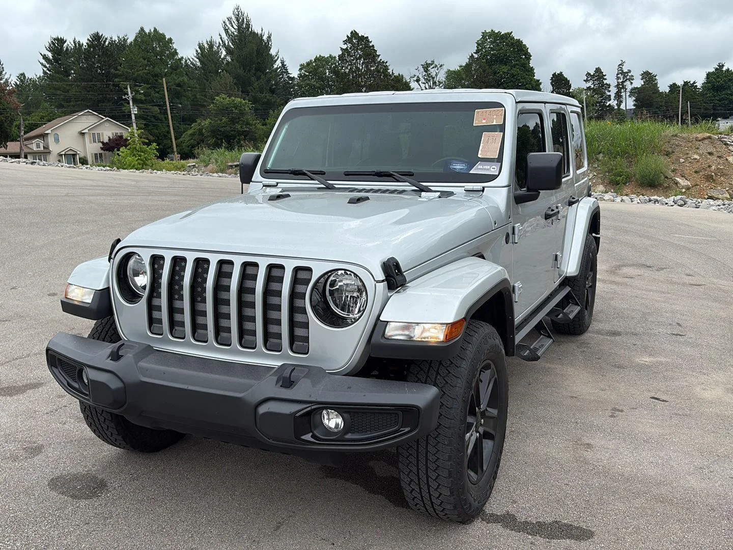 Used 2022 Silver Zynith Clearcoat Jeep Unlimited Sahara Altitude image 2