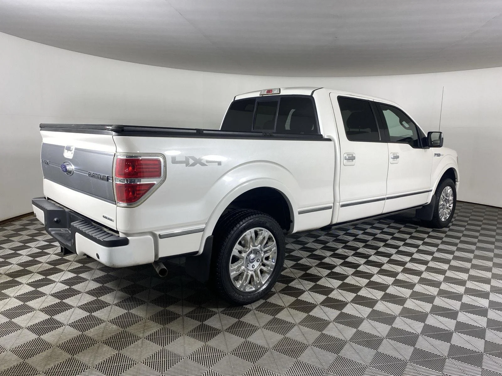 Used 2014 White Platinum Metallic Tri-Coat Ford  image 17