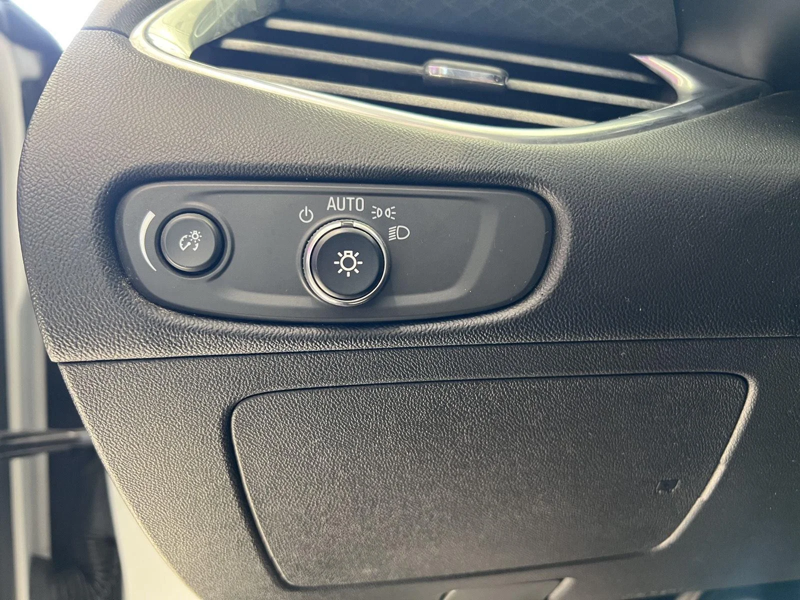 Used 2018 Summit White Chevrolet LT image 10