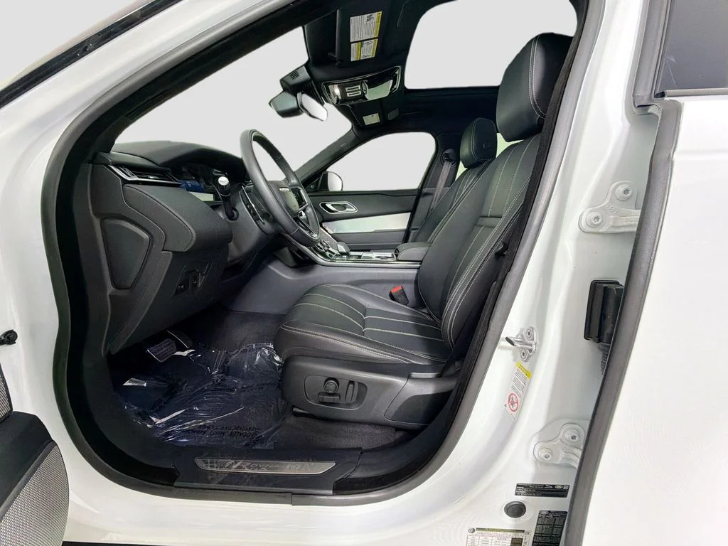 Used 2023 White Land Rover R-Dynamic S MHEV image 21
