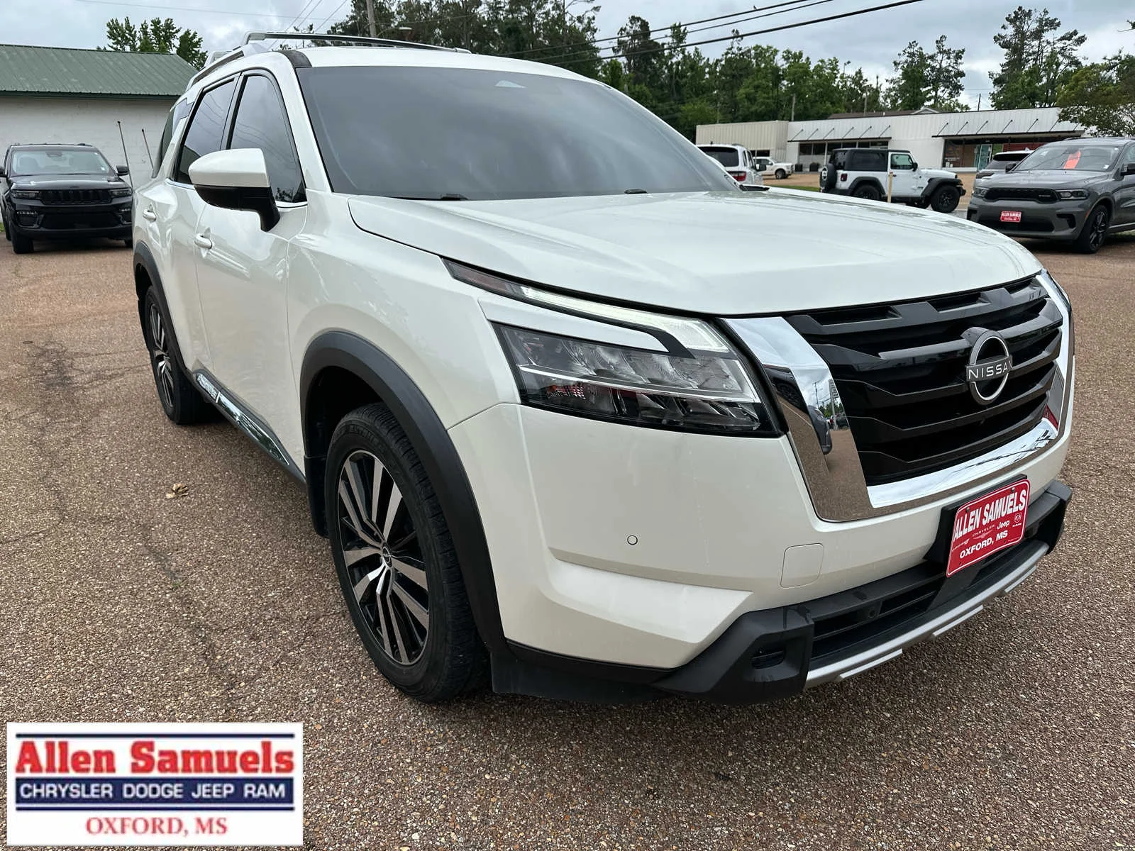 2023 Nissan Pathfinder Platinum 4WD's photo