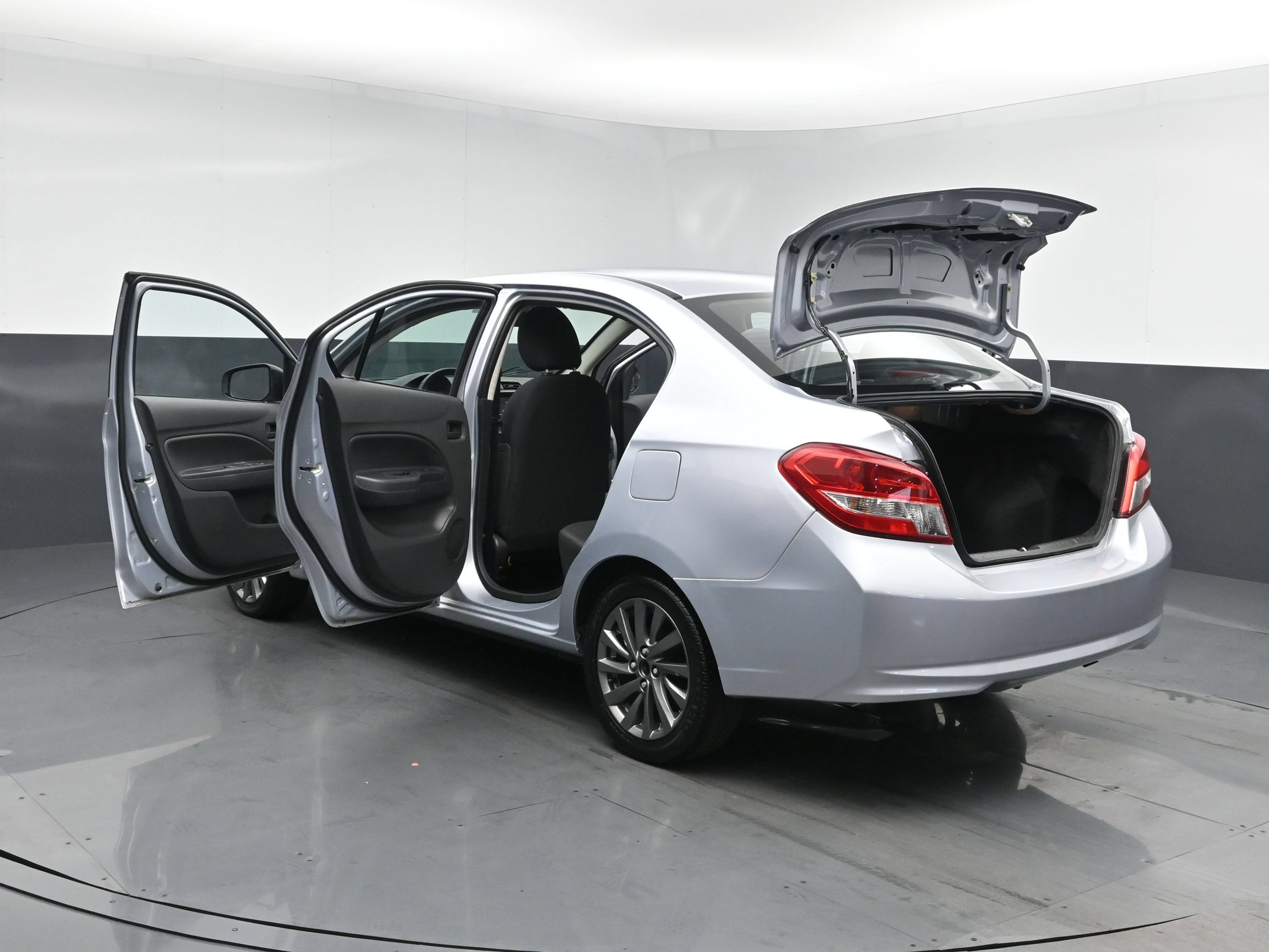 Used 2018  Mitsubishi ES image 27
