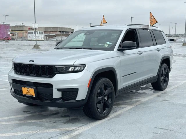 Used 2023 Silver Jeep Altitude image 4