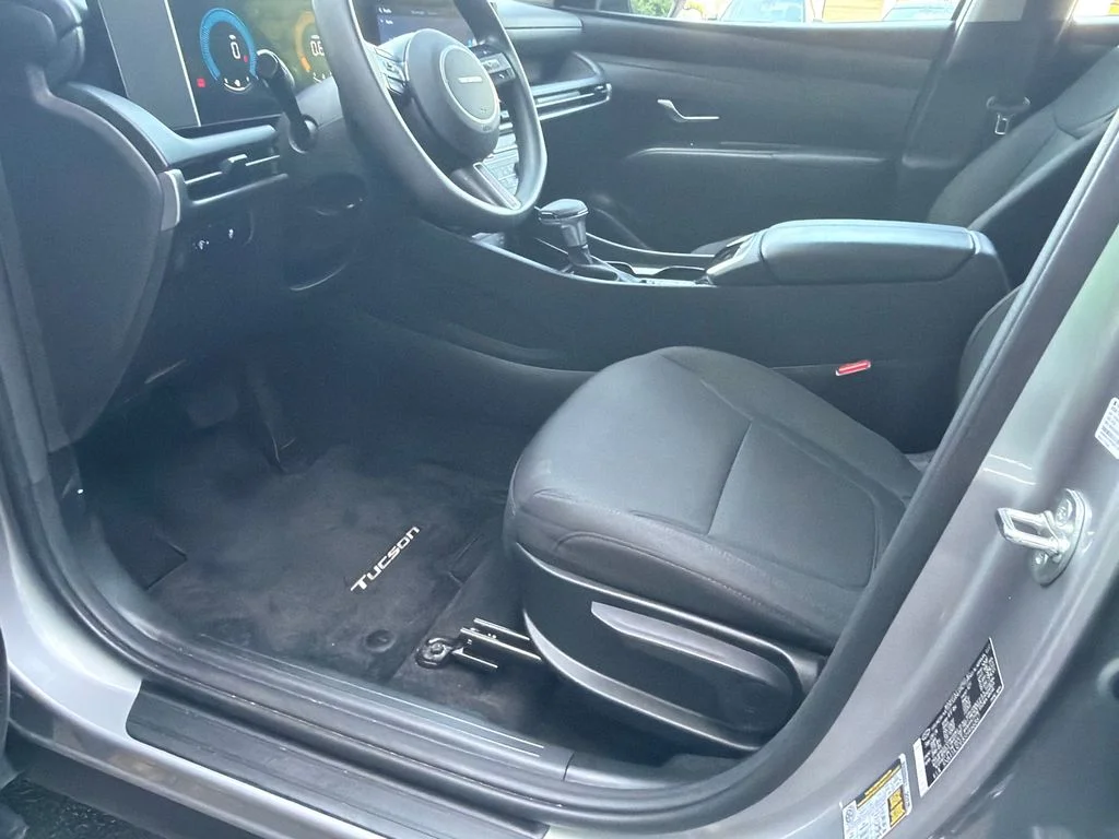 Used 2025 Silver Hyundai SE image 9