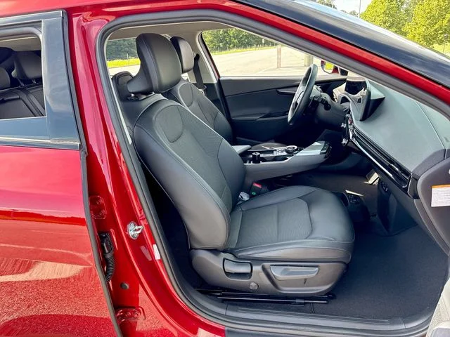Used 2025 Red Kia Light image 25