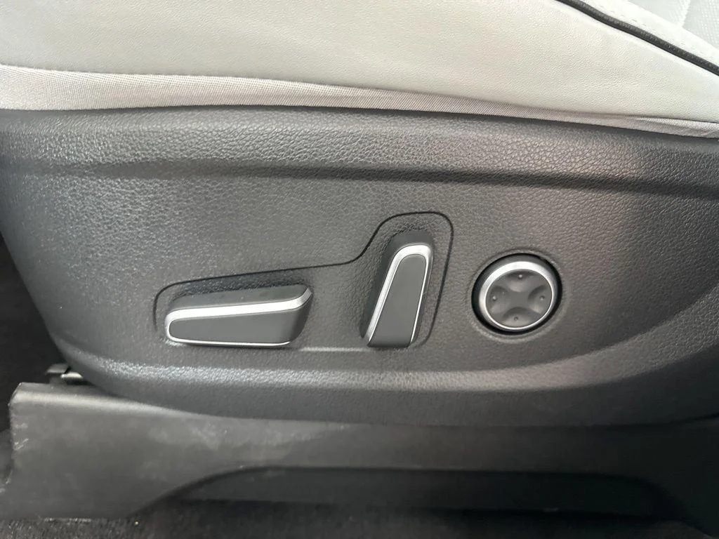 Used 2023 Silver Hyundai SEL image 10