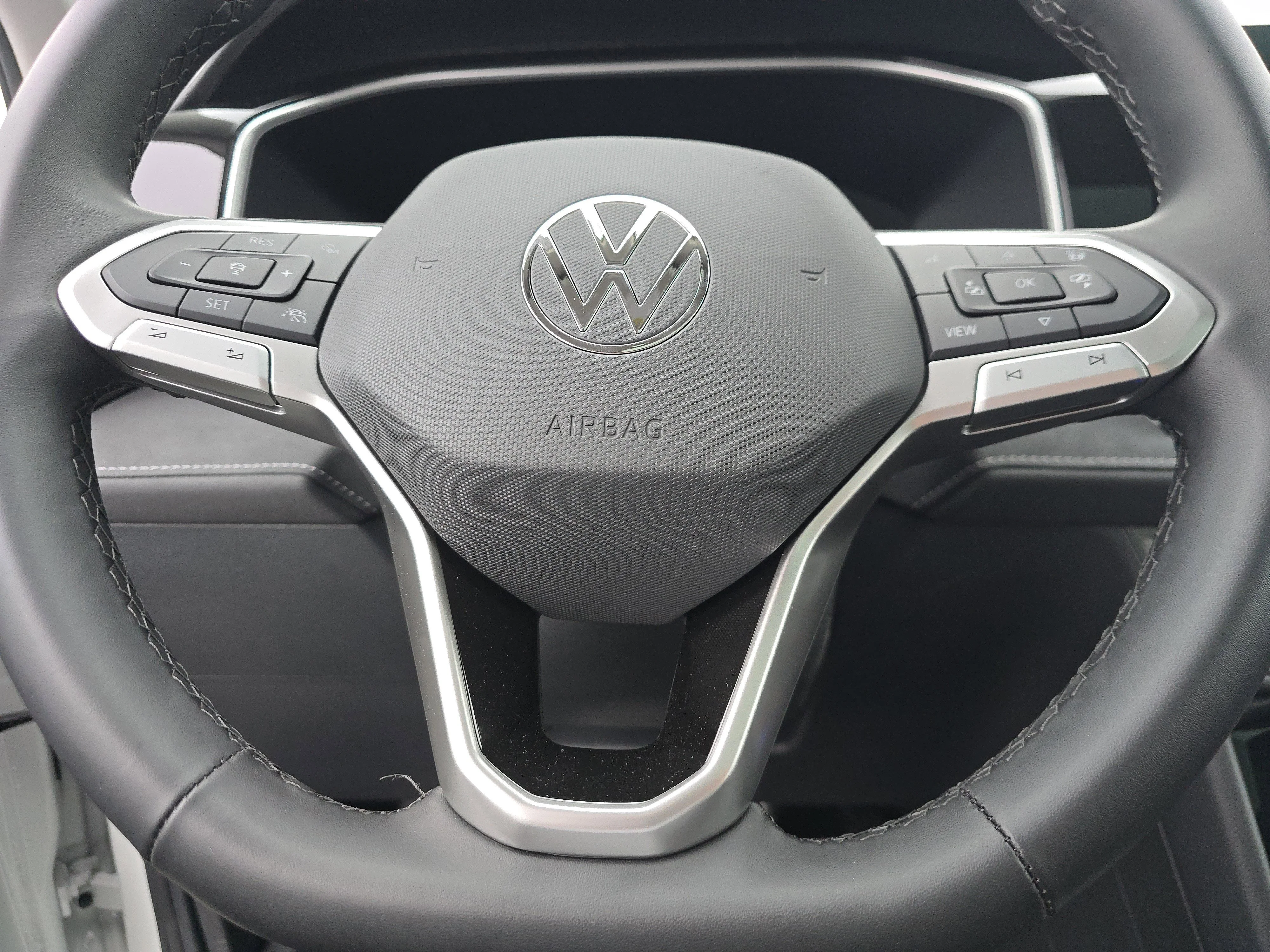 New 2026 Pure White w/Deep Black Roof Volkswagen SE Black image 21