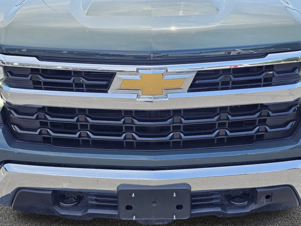 Used 2025 Cypress Gray Chevrolet LT image 3