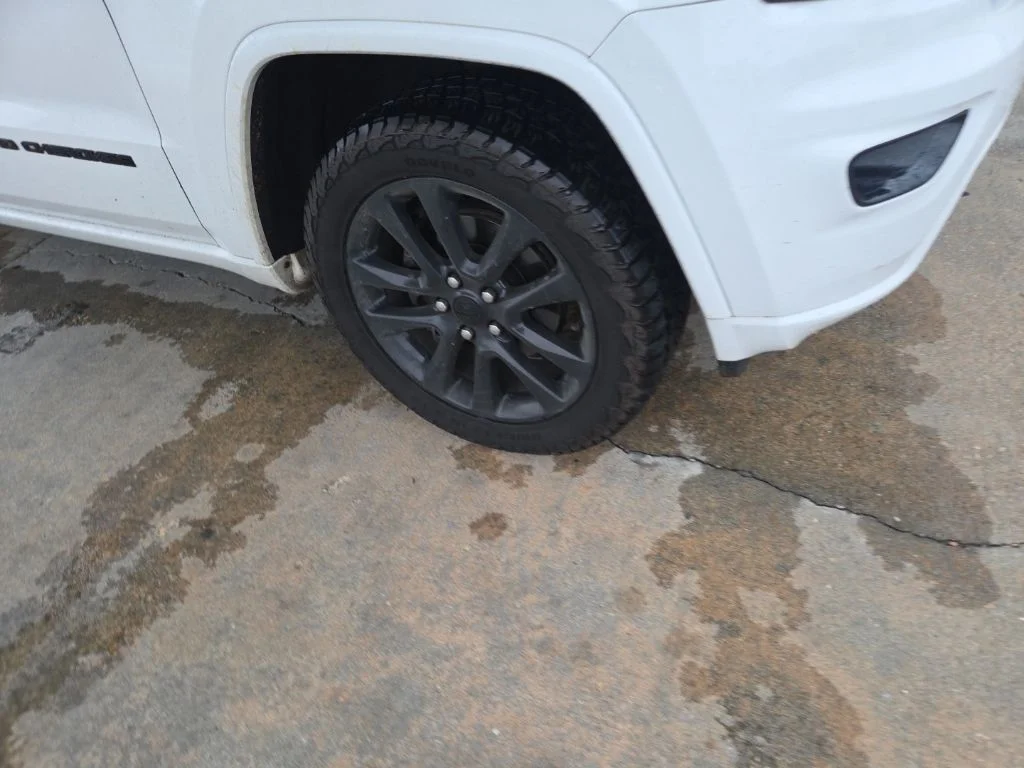 Used 2019 White/off-white Jeep Altitude image 10