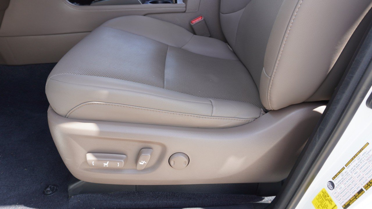 Certified Used 2023 EMINENT WHITE PEARL Lexus GX 460 Premium image 26