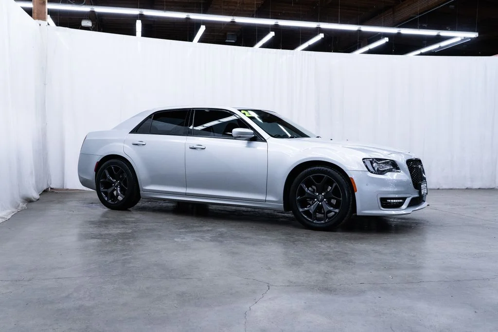 2021 Chrysler 300 Touring L's photo