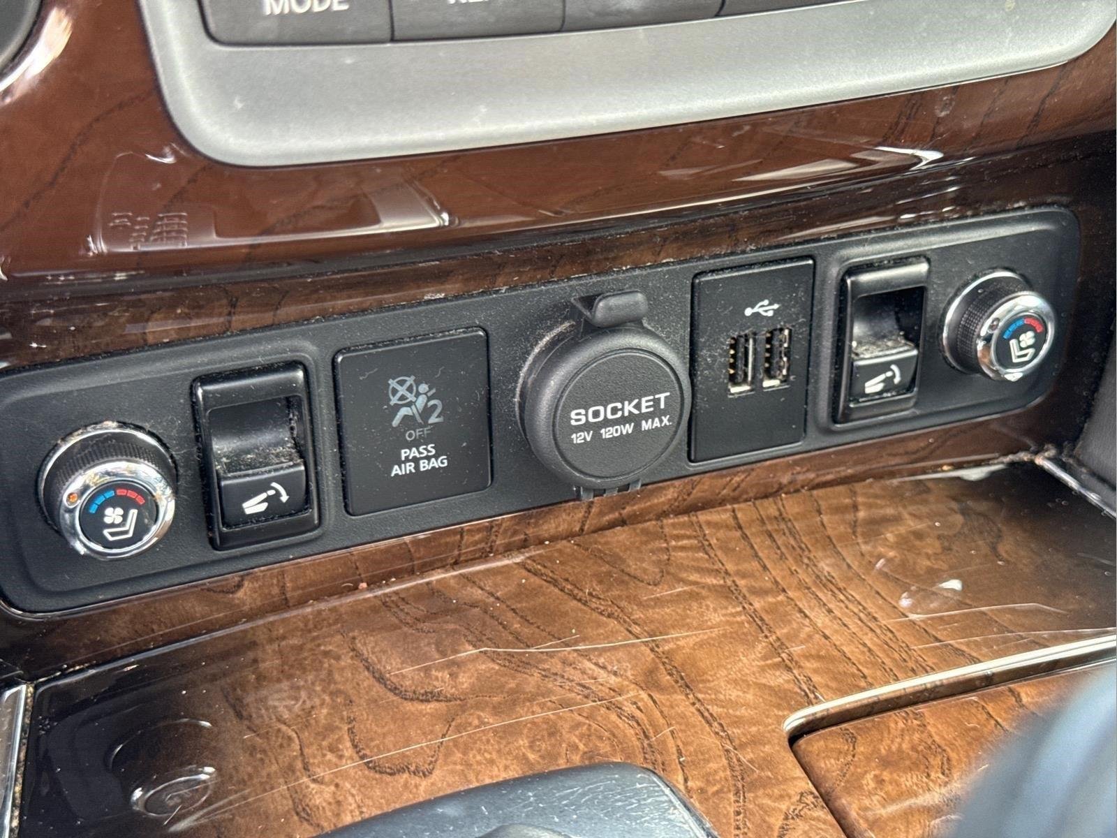 Used 2019  INFINITI  image 25