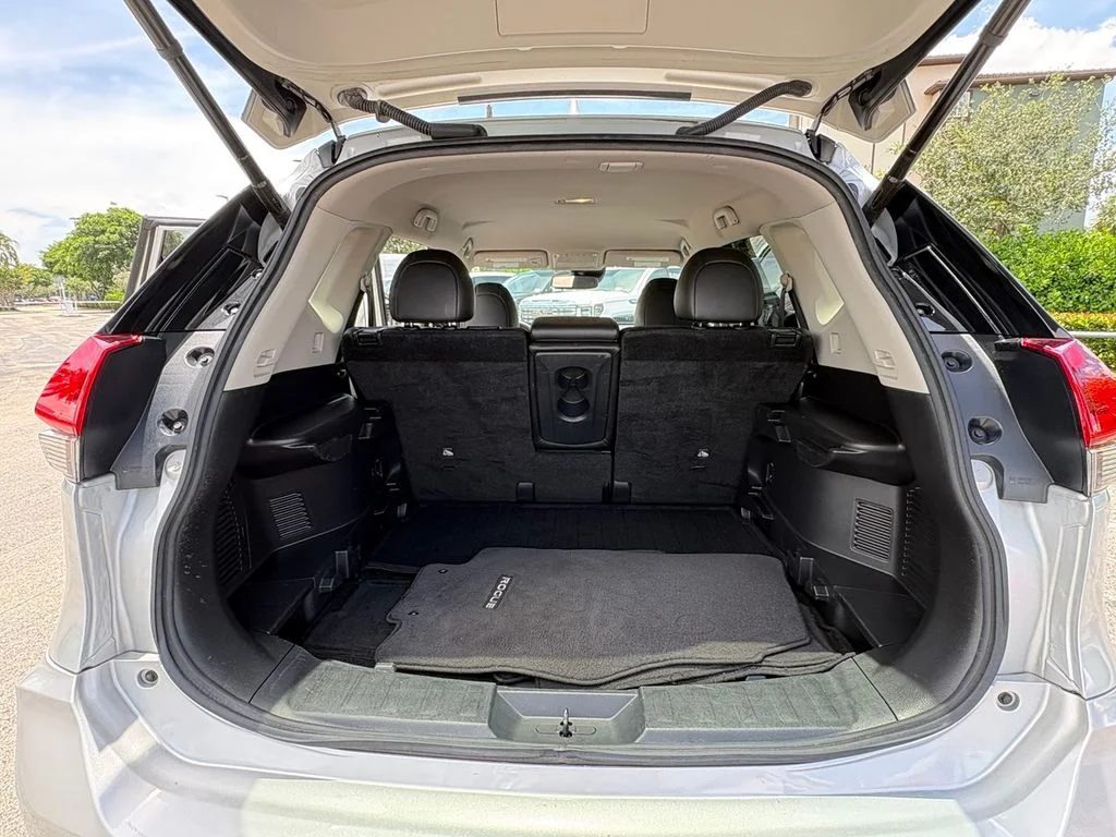 Used 2018 Silver Nissan SL image 17