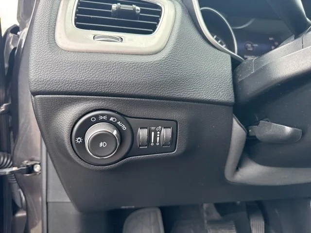 Used 2021 Granite Crystal Metallic Clearcoat Jeep Latitude image 24