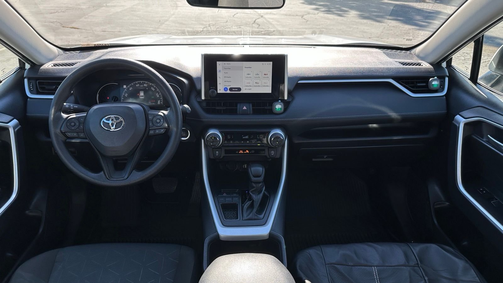 Used 2025 Ice Cap Toyota XLE image 4