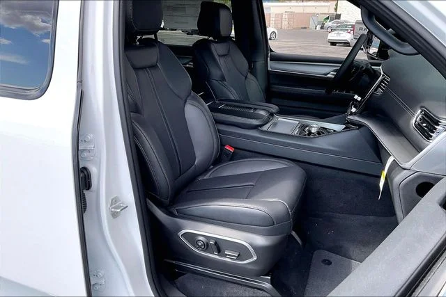 New 2026 Bright White Clear-Coat Exterior Paint Jeep Limited Altitude image 32