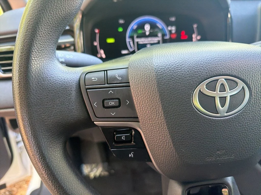 Used 2025 White Toyota LE image 19