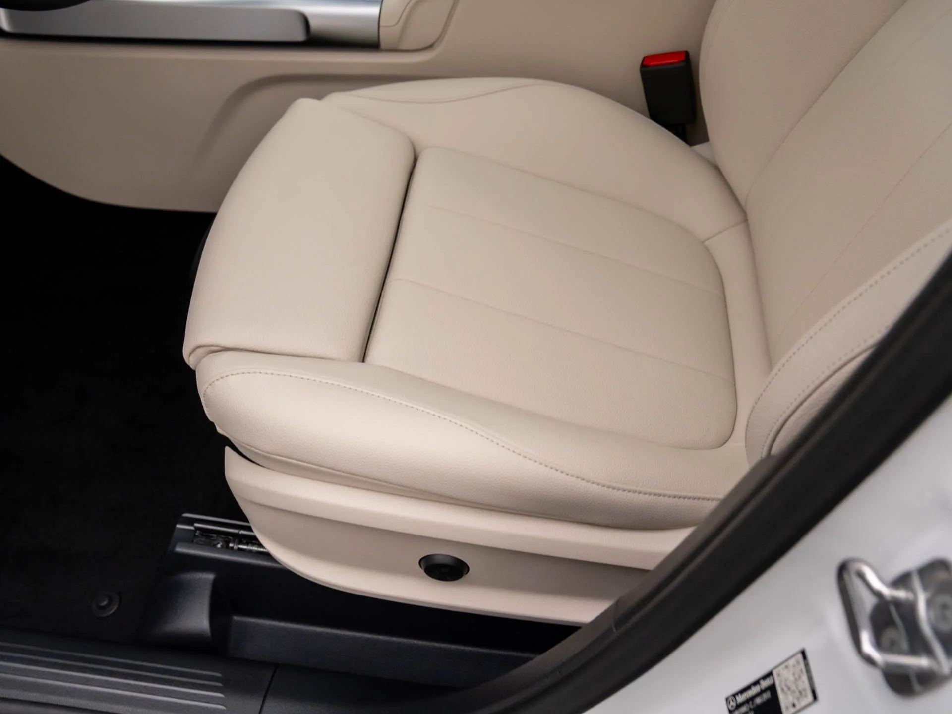 New 2026 White Mercedes-Benz GLB 250 image 17
